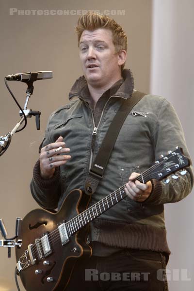 QUEENS OF THE STONE AGE - 2010-08-28 - SAINT CLOUD - Domaine National - Grande Scene - Joshua Michael Homme III